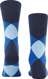 Paar donkerblauwe sokken met ruitpatroon in lichtblauw en blauw.