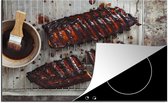 KitchenYeah® Inductie beschermer 81.6x52.7 cm - Geglazuurde spareribs ligt op een grillplaat - Kookplaataccessoires - Afdekplaat voor kookplaat - Inductiebeschermer - Inductiemat - Inductieplaat mat