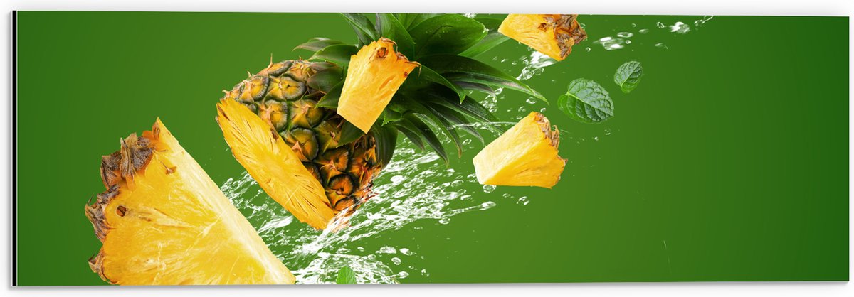 Dibond - Gele Ananas in Stukken tegen Groene Achtergrond - 60x20 cm Foto op Aluminium (Met Ophangsysteem)