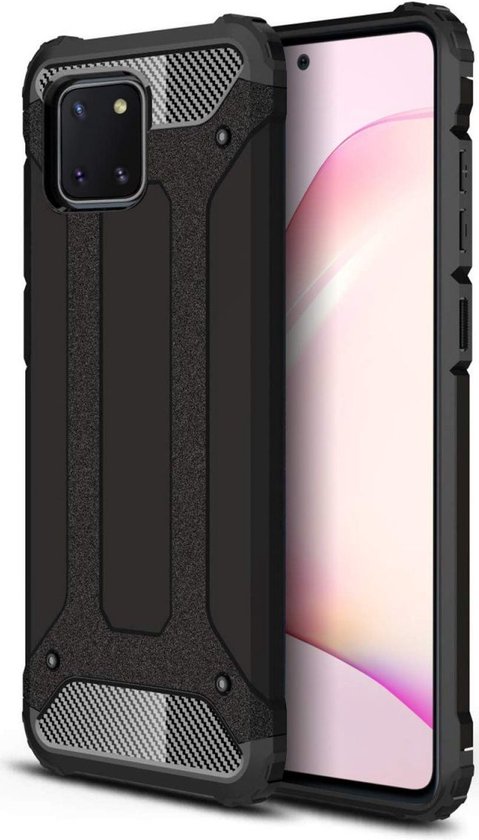 Coque de téléphone noire et robuste avec des accents aspect carbone et une texture au dos.
