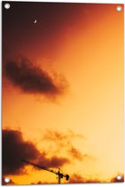 WallClassics - Tuinposter – Oranje Lucht met de halve Maan en Hijskraan - 50x75 cm Foto op Tuinposter (wanddecoratie voor buiten en binnen)