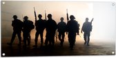 Tuinposter – Silhouet van Groep Soldaten met Geweren - 100x50 cm Foto op Tuinposter (wanddecoratie voor buiten en binnen)