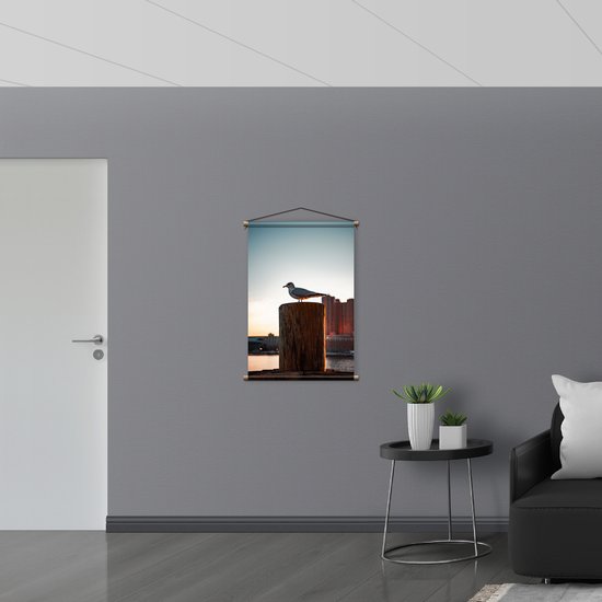WallClassics - Affiche Textile - Mouette sur Poteau - 60x90 cm Photo sur Textile