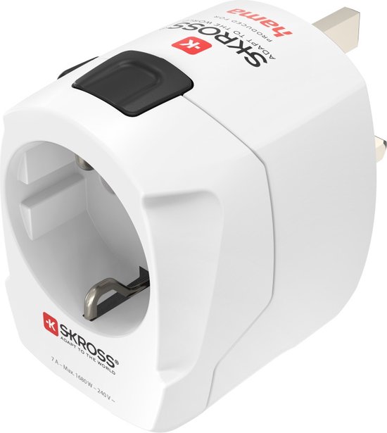 Witte reisstekker met Europese stopcontactingang en een Britse stekker aan de zijkant. "SKROSS ADAPT TO THE WORLD" logo.