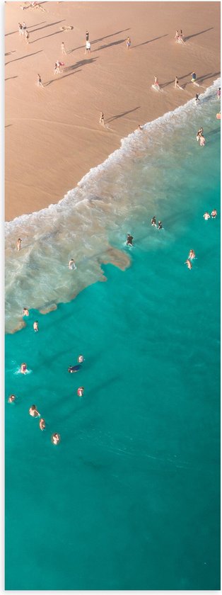 WallClassics - Poster Glanzend – Zee en Strand van Bovenaf - 20x60 cm Foto op Posterpapier met Glanzende Afwerking