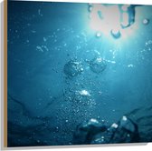 WallClassics - Hout - Luchtbellen onder Water - 80x80 cm - 12 mm dik - Foto op Hout (Met Ophangsysteem)