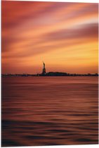 WallClassics - Vlag - Oranje Lucht boven Vrijheidsbeeld in New York - 50x75 cm Foto op Polyester Vlag