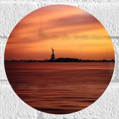 WallClassics - Muursticker Cirkel - Oranje Lucht boven Vrijheidsbeeld in New York - 20x20 cm Foto op Muursticker