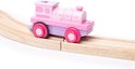 Roze en paarse speelgoedtrein met rode wielen, op een houten spoor.