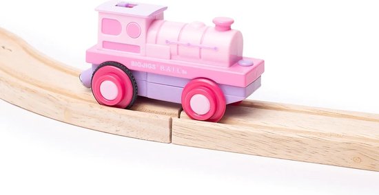Roze en paarse speelgoedtrein met rode wielen, op een houten spoor.