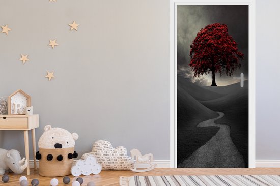 Deur met rode boomprint in kinderkamer met zachte knuffelbeer en sterren aan de muur.
