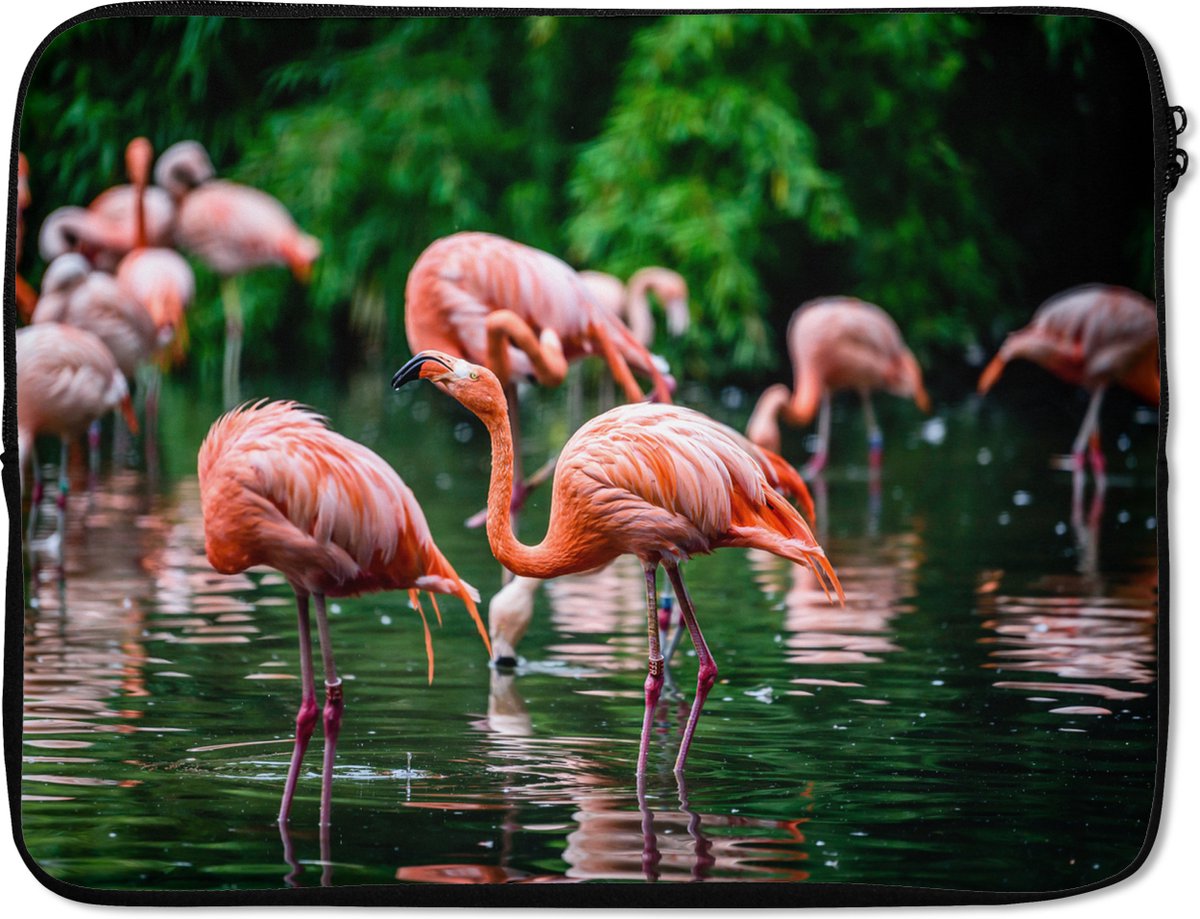 Laptophoes 15.6 inch - Flamingo - Tropisch - Vogel - Water - Roze - Laptop sleeve - Binnenmaat 37x26 cm - Zwarte achterkant