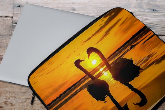 Laptophoes 15.6 inch - Zwanen - Zonsondergang - vogel - Oranje - Water - Laptop sleeve - Binnenmaat 37x26 cm - Zwarte achterkant