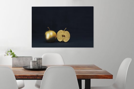 Nature morte d'une pomme d'or sur fond noir 90x60 cm - Tirage photo sur  toile... | bol.com
