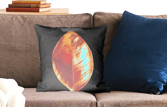 Sierkussen Carré Feuilles dorées pour usage intérieur - Gros plan d'une feuille d'or sur fond noir - 45x45 cm - Coussin intérieur carré en coton