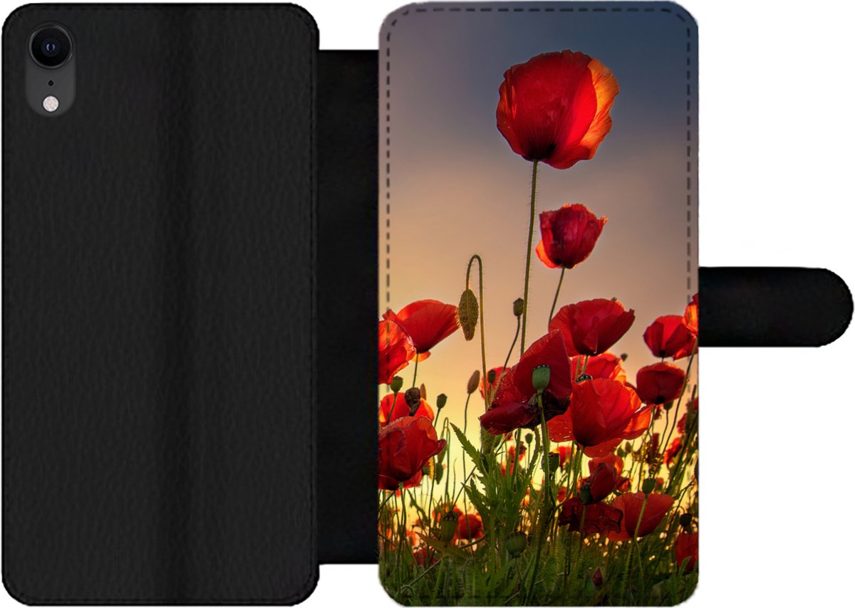 Telefoonhoesje Geschikt voor iPhone XR telefoonhoesje - Kleurrijke lucht boven een veld Klaprozen in Denemarken - Met vakjes - Wallet case met magneetsluiting