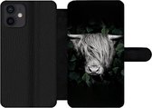 Bookcase Geschikt voor iPhone 12 telefoonhoesje - Schotse hooglander - Bladeren - Portret - Met vakjes - Wallet case met magneetsluiting