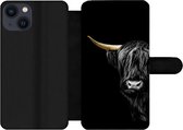 Bookcase Geschikt voor iPhone 13 telefoonhoesje - Schotse hooglander - Koeien - Goud - Met vakjes - Wallet case met magneetsluiting