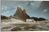 WallClassics - Dibond - Wit Gebouw naast een Berg - 75x50 cm Foto op Aluminium (Met Ophangsysteem)