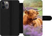 Bookcase Geschikt voor iPhone 11 Pro Max telefoonhoesje - Schotse Hooglander - Bruin - Struiken - Met vakjes - Wallet case met magneetsluiting