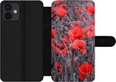 Bookcase Geschikt voor iPhone 12 telefoonhoesje - Rode Klaprozen in een zwart wit afbeelding - Met vakjes - Wallet case met magneetsluiting