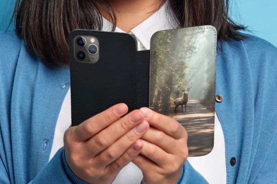 Bookcase pour iPhone 11 Pro Bookcase - Cerf - Forêt - Rayons de soleil - Avec poches - Étui portefeuille avec fermeture magnétique