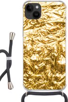 Geschikt voorApple Iphone 14 Plus - Crossbody Case - Gouden folie met een gerimpelde textuur - Siliconen - Crossbody - Backcover met Koord - Telefoonhoesje met koord - Hoesje met touw