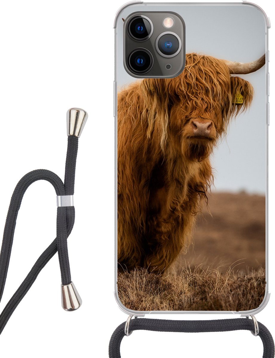 Telefoonhoesje Geschikt voor iPhone 12 pro crossbody - Schotse Hooglander - Duin - Gras - Siliconen - Crossbody - Backcover met Koord - Telefoonhoesje met koord - Hoesje met touw Telefoonhoesje