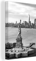 Canvas schilderij 120x180 cm - Wanddecoratie Het Vrijheidsbeeld en uitzicht op het World Trade Center en de skyline van New York - zwart wit - Muurdecoratie woonkamer - Slaapkamer decoratie - Kamer accessoires - Schilderijen