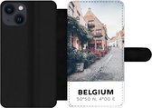 Bookcase pour téléphone iPhone 13 Bookcase - België - Café - Terrasse - Rouge - Avec compartiments - Étui portefeuille avec fermeture magnétique