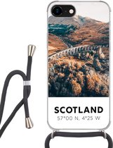 Hoesje met koord Geschikt voor iPhone SE 2020 - Schotland - Herfst - Bergen - Siliconen - Crossbody - Backcover met Koord - Telefoonhoesje met koord - Hoesje met touw