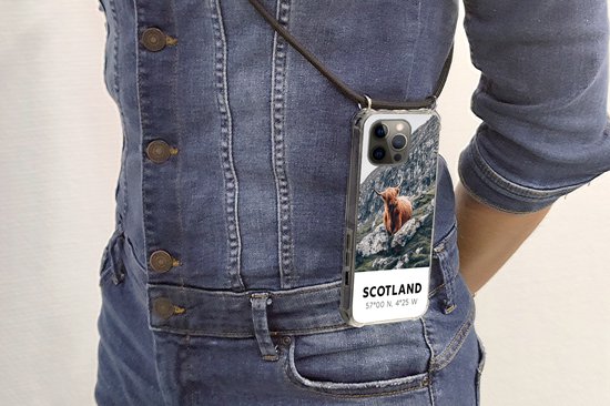 Telefoonhoesje Geschikt voor iPhone 12 pro crossbody - Schotland - Schotse Hooglander - Bergen - Siliconen - Crossbody - Backcover met Koord - Telefoonhoesje met koord - Hoesje met touw Telefoonhoesje
