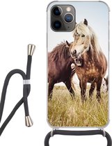 Hoesje met koord Geschikt voor iPhone 11 Pro - Paarden - Gras - Lente - Siliconen - Crossbody - Backcover met Koord - Telefoonhoesje met koord - Hoesje met touw