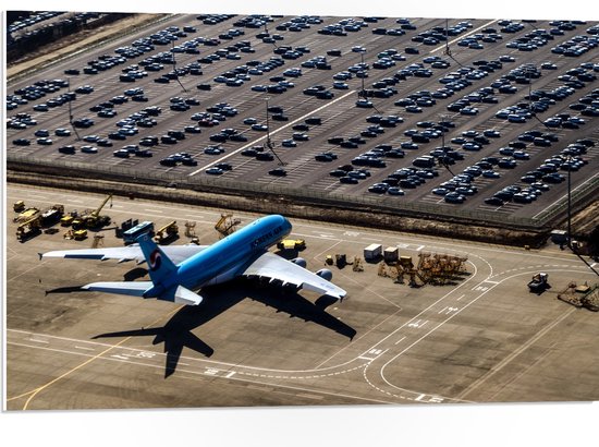 WallClassics - PVC Schuimplaat - Blauw Vliegtuig op Vliegbasis - 75x50 cm Foto op PVC Schuimplaat (Met Ophangsysteem)