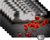 Placemat - Placemats kunststof - Rode Klaprozen tegen zwarte met witte achtergrond - 45x30 cm - 6 stuks - Hittebestendig - Anti-Slip - Onderlegger - Afneembaar