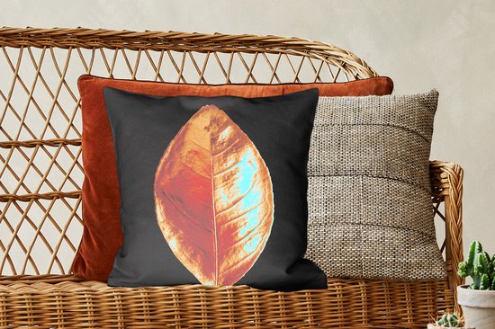 Sierkussen Carré Feuilles dorées pour usage intérieur - Gros plan d'une feuille d'or sur fond noir - 45x45 cm - Coussin intérieur carré en coton