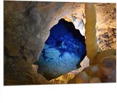 WallClassics - Dibond - Grot met Blauw Water - 100x75 cm Foto op Aluminium (Wanddecoratie van metaal)