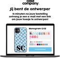 Laptop toont ontwerpsite voor telefoonhoesjes met een blauw geruit patroon en initialen SC.