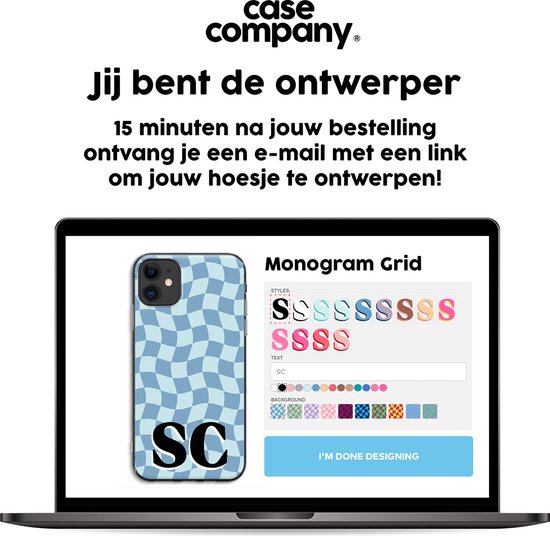 Laptop toont ontwerpsite voor telefoonhoesjes met een blauw geruit patroon en initialen SC.