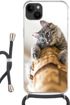 Geschikt voorApple Iphone 14 Plus - Crossbody Case - Kat - Krabpaal - Grijs - Siliconen - Crossbody - Backcover met Koord - Telefoonhoesje met koord - Hoesje met touw