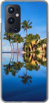 Geschikt voor OnePlus 9 Pro hoesje - Bij Wailea Beach op Hawaii worden palmbomen gereflecteerd op het water - Siliconen Telefoonhoesje