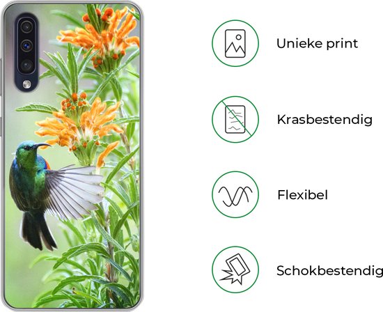 Telefoonhoesje Geschikt voor Samsung Galaxy A30s hoesje - Close-up van een kleurrijke vogel naast planten met oranje bloemen - Siliconen Telefoonhoesje Telefoonhoesje