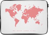 Laptophoes 14 inch - Wereldkaart - Roze - Quote - Kinderen - Jongens - Meisjes - Laptop sleeve - Binnenmaat 34x23,5 cm - Zwarte achterkant