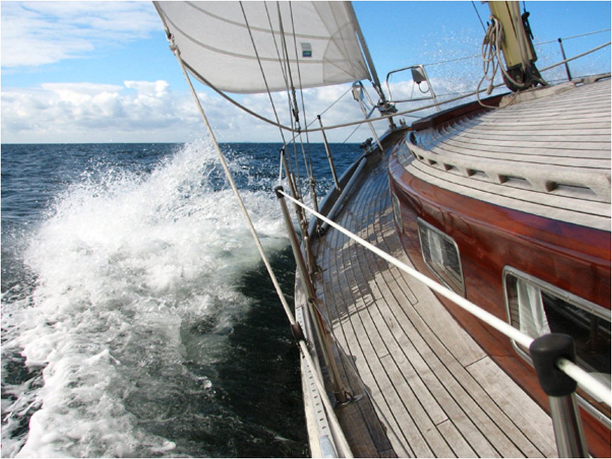 Fotobehang - Een boot in de zee.