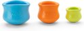Drie West Paw honden speeltjes in het blauw, oranje en groen op een witte achtergrond.