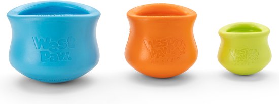 Drie West Paw honden speeltjes in het blauw, oranje en groen op een witte achtergrond.