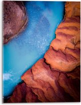 WallClassics - Acrylglas - Helder Blauw Stromend Water tussen Stenen - 30x40 cm Foto op Acrylglas (Wanddecoratie op Acrylaat)