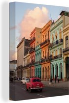 Voitures anciennes devant les bâtiments colorés de Cuba Toile 60x80 cm - Tirage photo sur toile (Décoration murale salon / chambre)