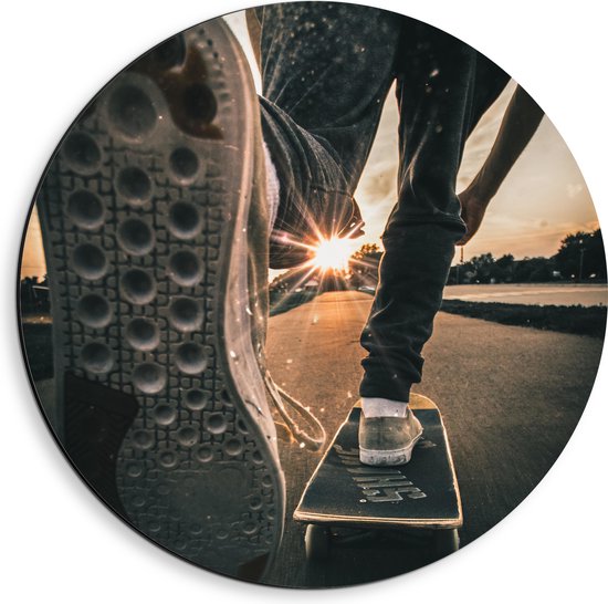 WallClassics - Dibond Muurcirkel - Skater op Asfaltweg - 40x40 cm Foto op Aluminium Muurcirkel (met ophangsysteem)
