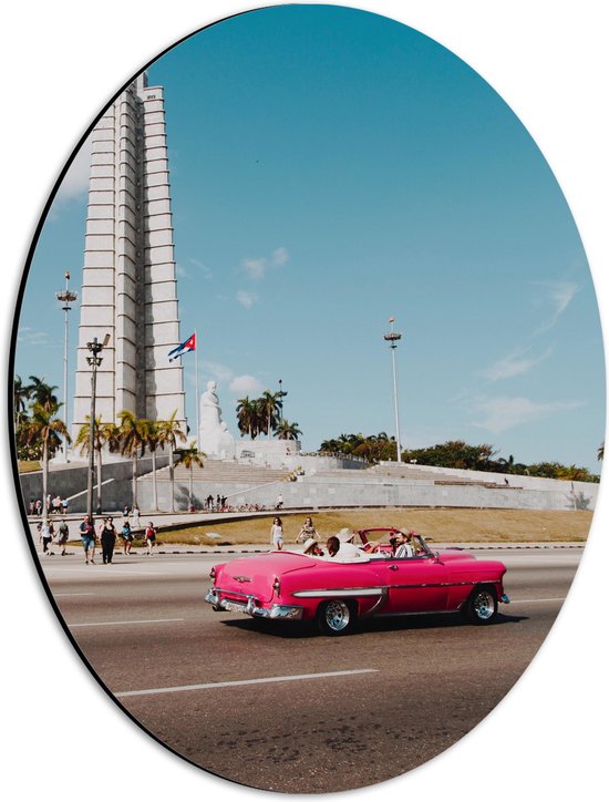 WallClassics - Dibond Ovaal - Roze Cabrio in Stad - 30x40 cm Foto op Ovaal (Met Ophangsysteem)